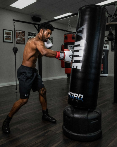 Отдельно стоящий тяжелый мешок TITLE Boxing Hydro-Flex H2O